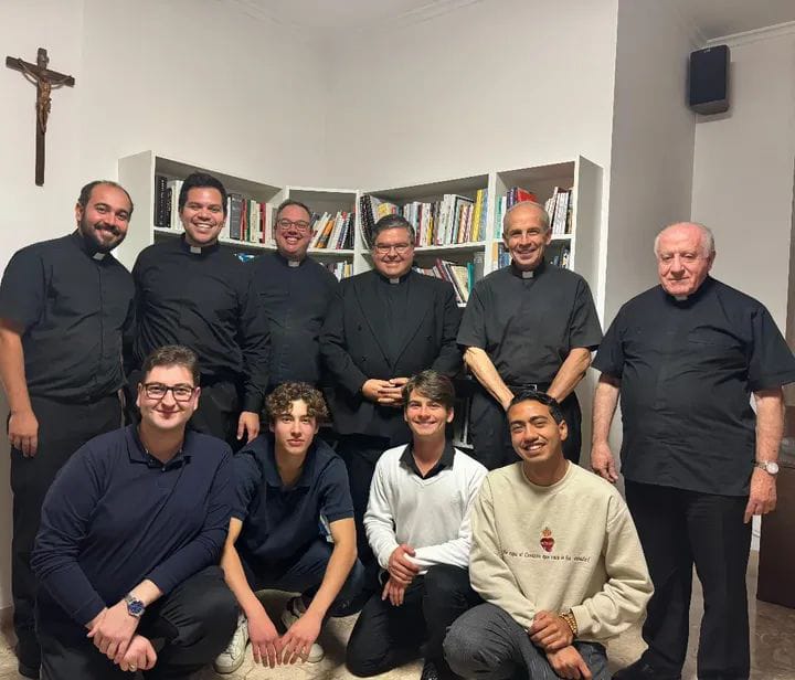 La Casa Vocazionale Guadalupe, situata presso la parrocchia di Nostra Signora di Guadalupe e San Filippo Martire a Roma, ha accolto nei giorni scorsi la visita del P. Hernán Jiménez, LC, Vicario Generale della Congregazione dei Legionari di Cristo. L’incontro ha rappresentato un momento di comunione e di incoraggiamento per la comunità religiosa e per i giovani che vivono in discernimento vocazionale.