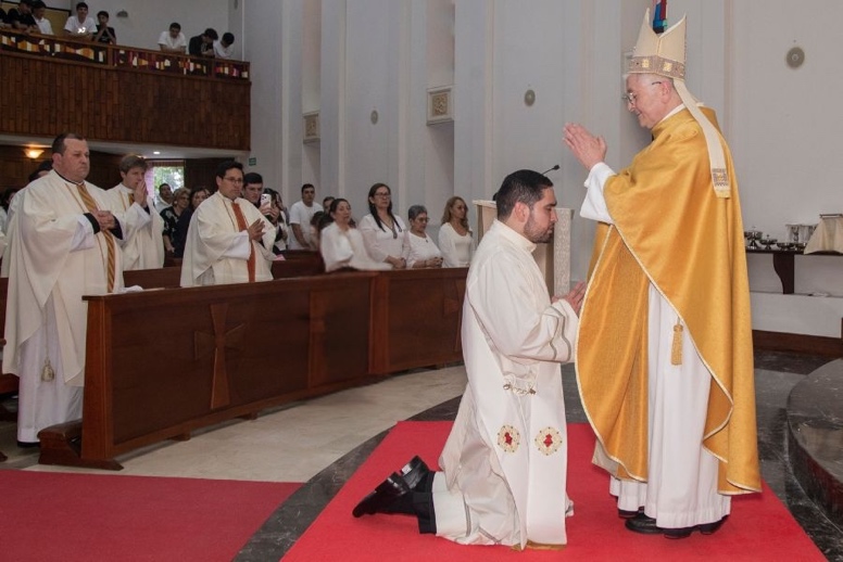 Ordinazione sacerdotale del P. Carlos Quiñones, L.C.: «Cristo ci unge con la sua carità sacerdotale per essere testimoni dell’impossibile»