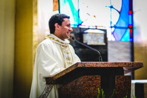 «Dio non mi ha tolto da casa mia per avere una vita solitaria» – Ordinazione sacerdotale del P. Vinicius Marques, LC