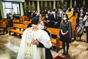 «Dio non mi ha tolto da casa mia per avere una vita solitaria» – Ordinazione sacerdotale del P. Vinicius Marques, LC