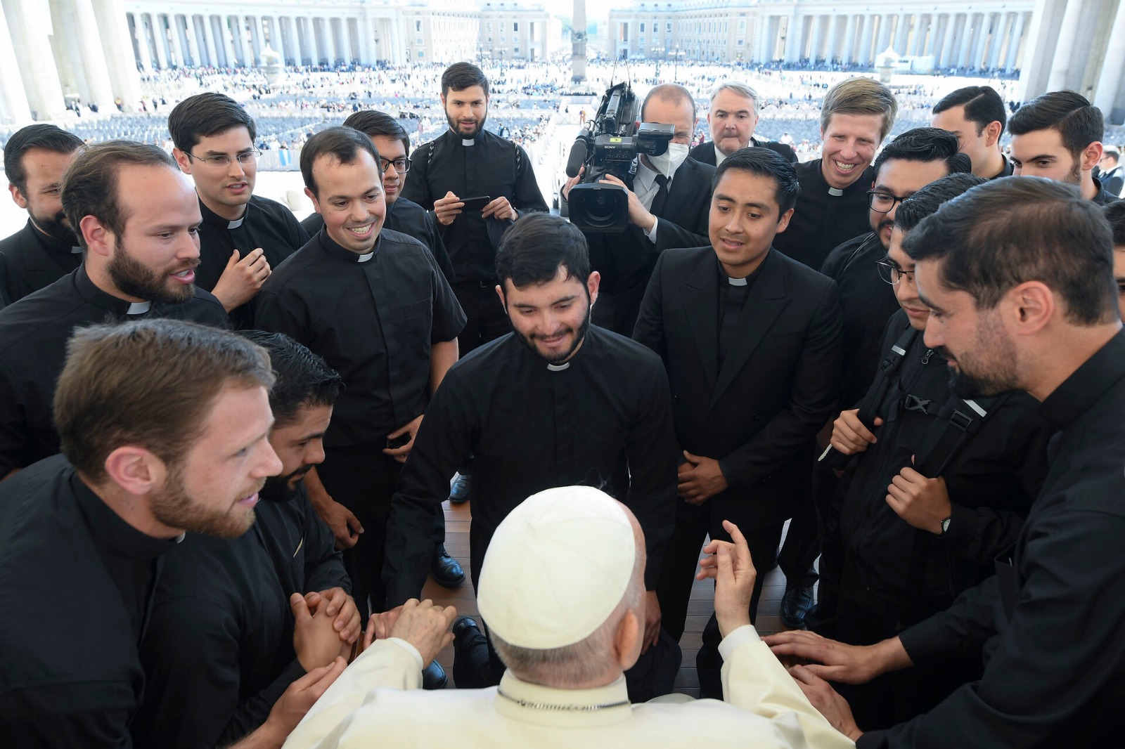Il Papa Francesco impone le mani e prega per un religioso legionare di Cristo malato di cancro